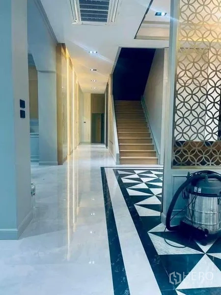 บ้าน ขายในMueang Nonthaburi, Nonthaburi - โถงทางเดินสว่าง บันได ผนังกั้นลายฉลุ และพื้นหินอ่อนขัดมัน