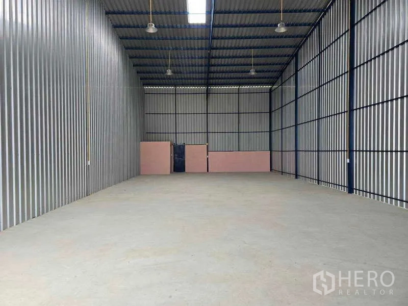 คลังสินค้า ให้เช่าในKhlong Toei, Bangkok - พื้นโกดังช่วงยาว เพดานสูง มีห้องอเนกประสงค์ด้านหลัง