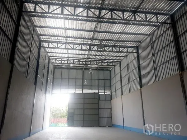 货栈 出租在Prawet, Bangkok - 宽敞通透的仓库空间，外露钢结构屋架，采光屋面与工业照明。