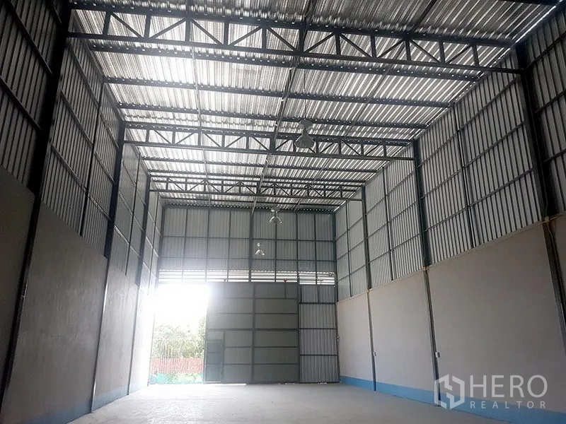 货栈 出租在Prawet, Bangkok - 宽敞通透的仓库空间，外露钢结构屋架，采光屋面与工业照明。