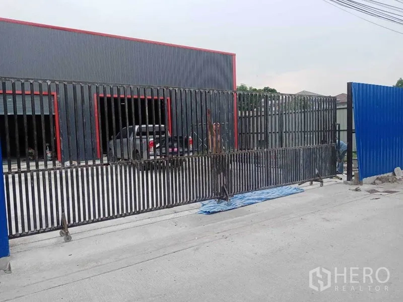 Warehouse for rent - Large open warehouse featuring a steel frame structure, industrial lighting and bay access.