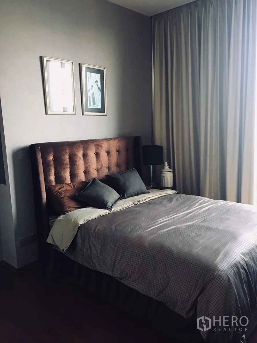 คอนโด ให้เช่าในWatthana, Bangkok - ห้องนอนหลักพร้อมหัวเตียงกำมะหยี่แบบติดกระดุม เครื่องนอนนุ่ม และผ้าม่านทึบแสง