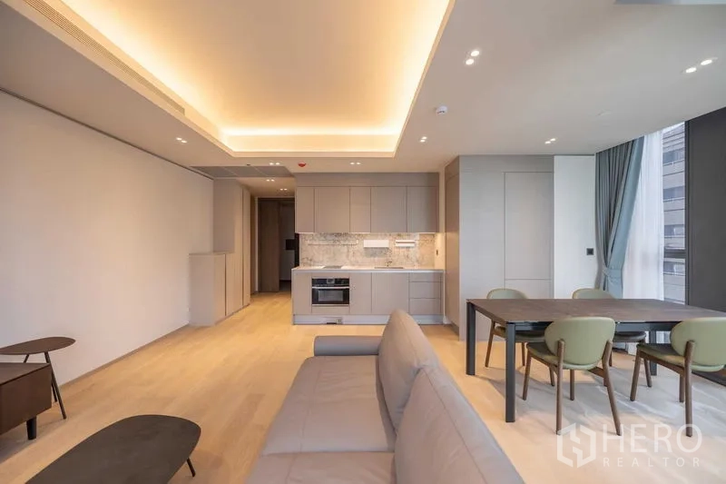 คอนโด ให้เช่าในPathum Wan, Bangkok - พื้นที่นั่งเล่น เชื่อมมุมทานอาหาร และครัวบิวท์อินดีไซน์โมเดิร์น พร้อมไฟซ่อนและพื้นไม้