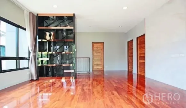 บ้าน ให้เช่าในBang Khae, Bangkok - พื้นที่แฟมิลี่รูมชั้นบน ปูพื้นไม้เงางาม พร้อมชั้นวางของบิวท์อินดีไซน์ทันสมัย