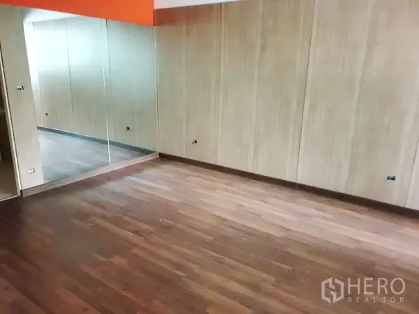 พื้นที่ขายปลีก ให้เช่าในWatthana, Bangkok - ห้องชั้นบนพื้นไม้ ผนังกระจกเงาเต็มผนัง และผนังลามิเนตลายไม้