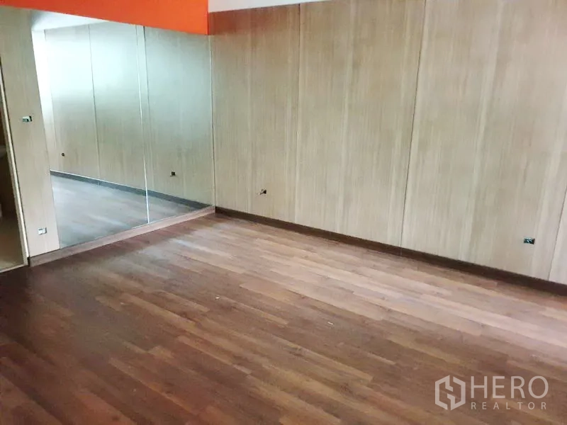 พื้นที่ขายปลีก ให้เช่าในWatthana, Bangkok - ห้องชั้นบนพื้นไม้ ผนังกระจกเงาเต็มผนัง และผนังลามิเนตลายไม้