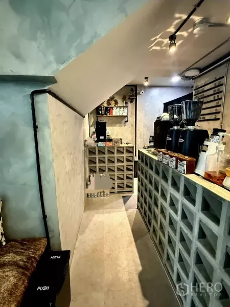 พื้นที่ขายปลีก ให้เช่าในKhlong Toei, Bangkok - ทางเดินหลังเคาน์เตอร์ที่แคบ มีเครื่องชงกาแฟ เมนูบอร์ด และเคาน์เตอร์บล็อกคอนกรีต