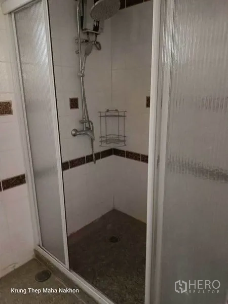 คอนโด ให้เช่าในWatthana, Bangkok - ตู้ อาบน้ำบานเลื่อนพร้อมฝักบัวเรนชาวเวอร์