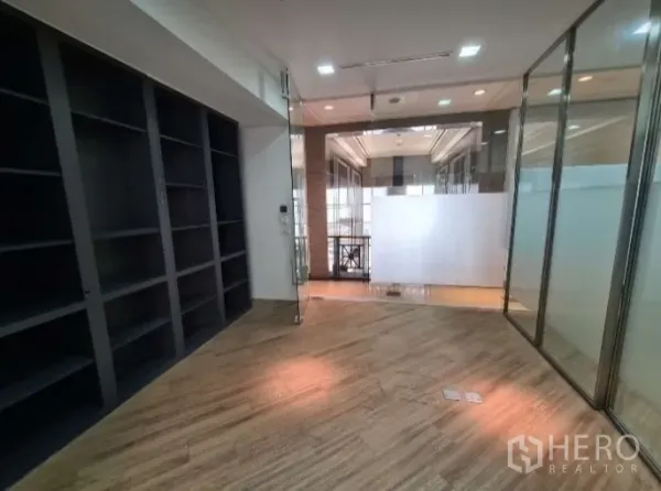 สำนักงาน ให้เช่า - ห้องทำงานส่วนตัว กั้นกระจก พื้นลายไม้ และชั้นวางบิวท์อิน