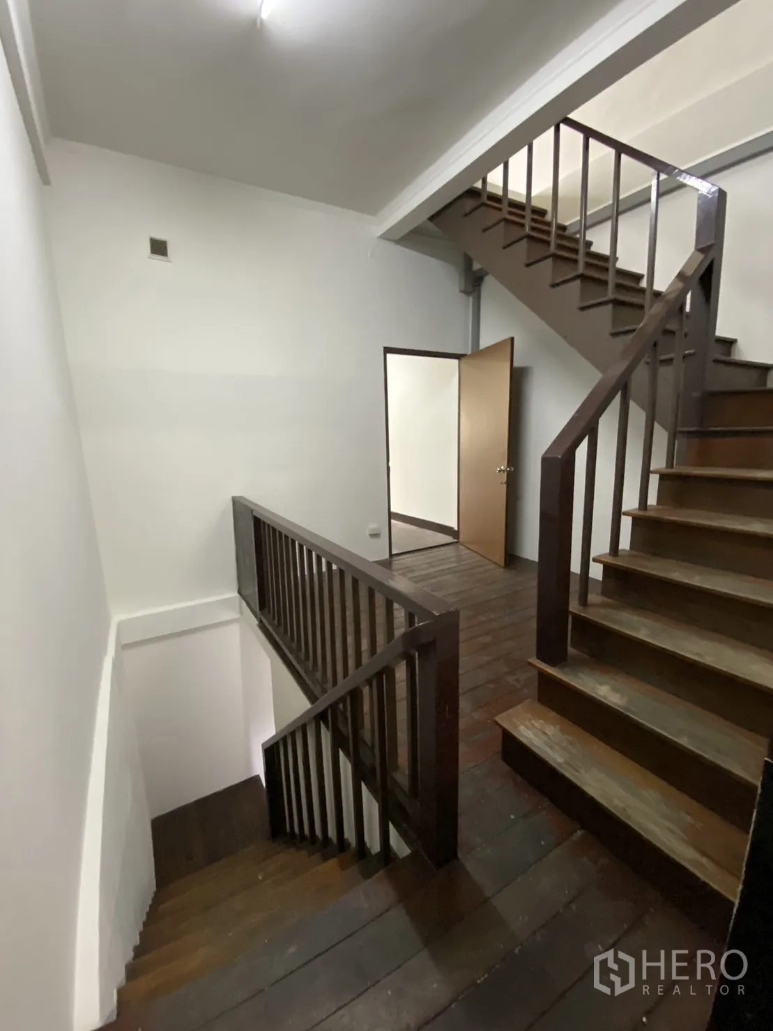 อาคารพาณิชย์ ให้เช่า - บันไดกลางอาคาร พื้นและราวไม้ เชื่อมต่อหลายชั้น