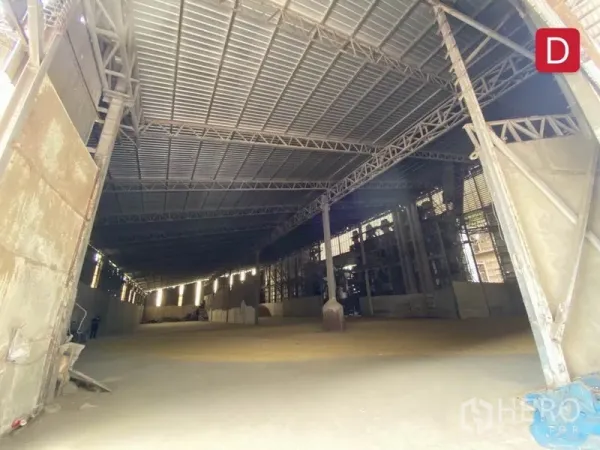 工厂 出租在Chachoengsao - 大开间生产区，金属屋顶跨距大，设通风与侧边服务区
