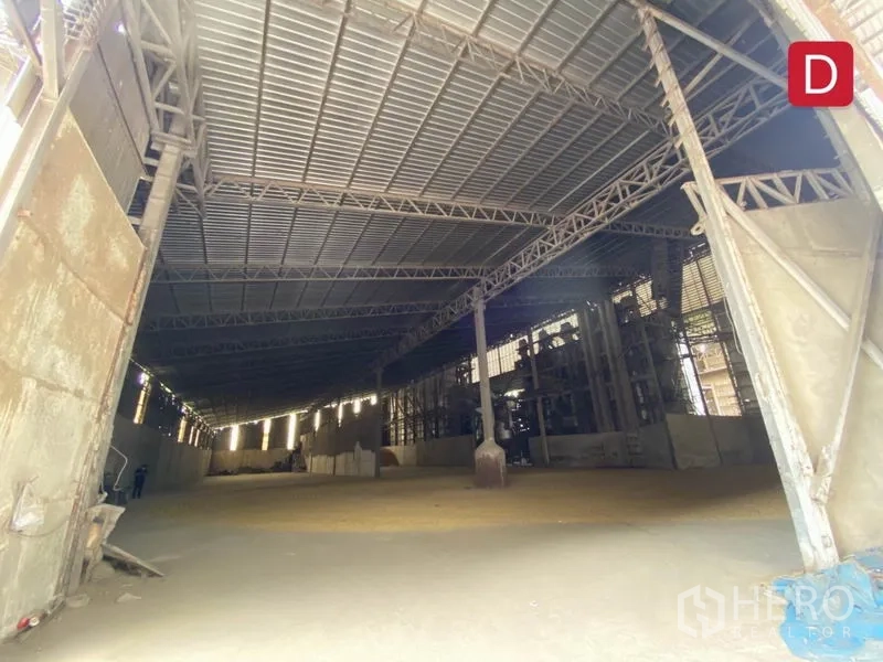 工厂 出租在Chachoengsao - 大开间生产区，金属屋顶跨距大，设通风与侧边服务区