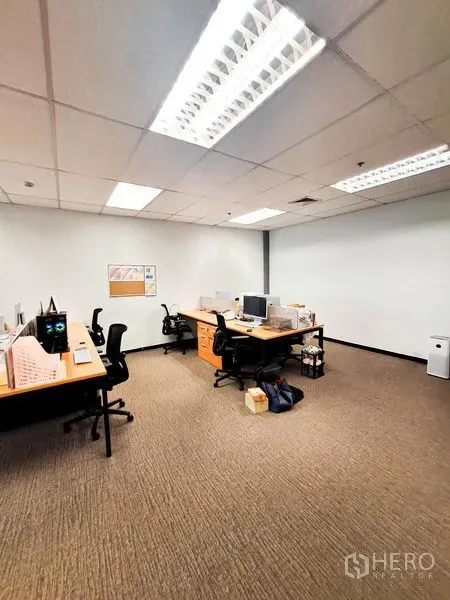 办公空间 出租在Bang Na, Bangkok - 独立办公区，多个工位与转椅，顶置日光灯照明。