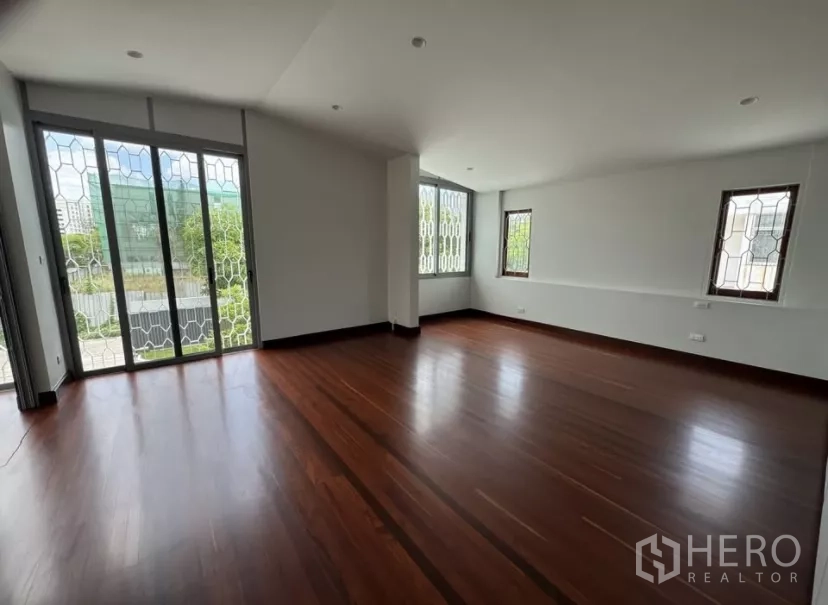 独立式住宅 出租在Watthana, Bangkok - 宽敞卧室，实木地板，转角窗与推拉玻璃门。