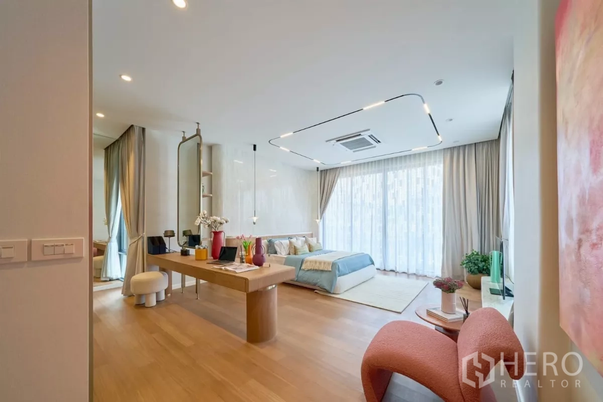 บ้าน ขายในLat Phrao, Bangkok - ห้องนอนกว้างขวางพร้อมมุมทำงาน โคมแขวน และหน้าต่างกว้าง