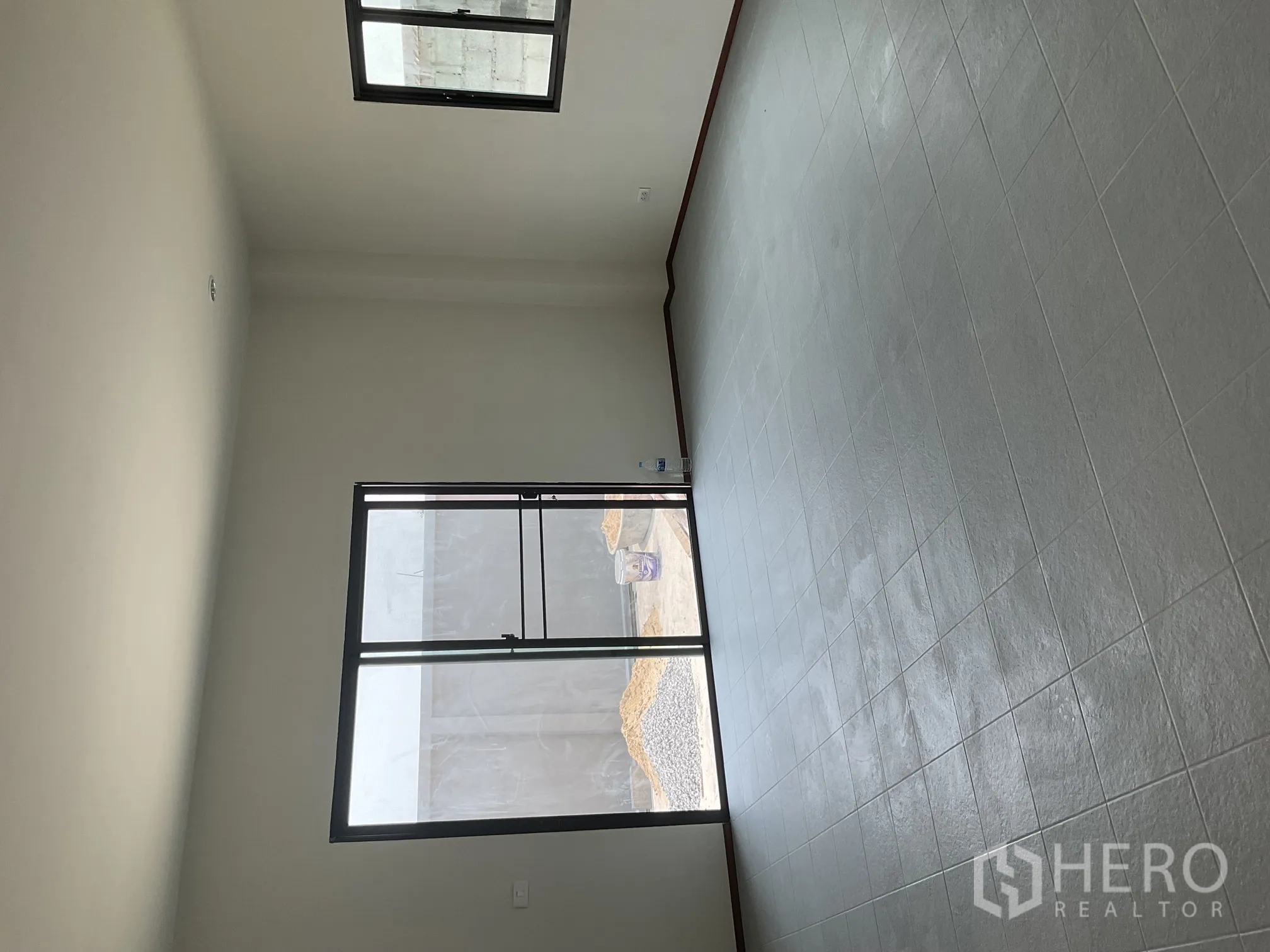โกดัง for rent in Lat Lum Kaeo, Pathum Thani - ออฟฟิศชั้นล่างมีประตูกระจกบานเลื่อนและหน้าต่างมองออกสู่ลาน
