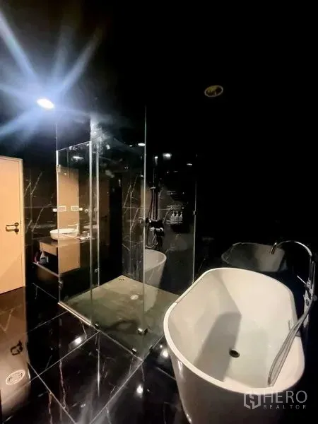 คอนโด ขาย - ห้องน้ำหินอ่อนสีดำหรู อ่างอาบน้ำแบบลอยตัว และตู้ Shower กระจก