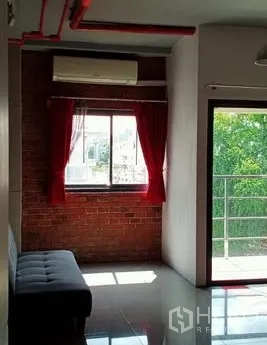 办公空间 出租在Khlong Toei, Bangkok - 转角工作区配砖墙、空调与阳台出入口。