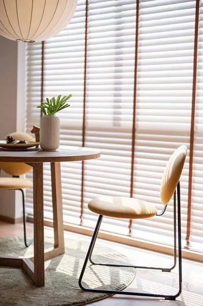 คอนโด ให้เช่าหรือขายในPathum Wan, Bangkok - รายละเอียดเก้าอี้ทานอาหารและโต๊ะกลม พร้อมแจกันต้นไม้หน้ามู่ลี่