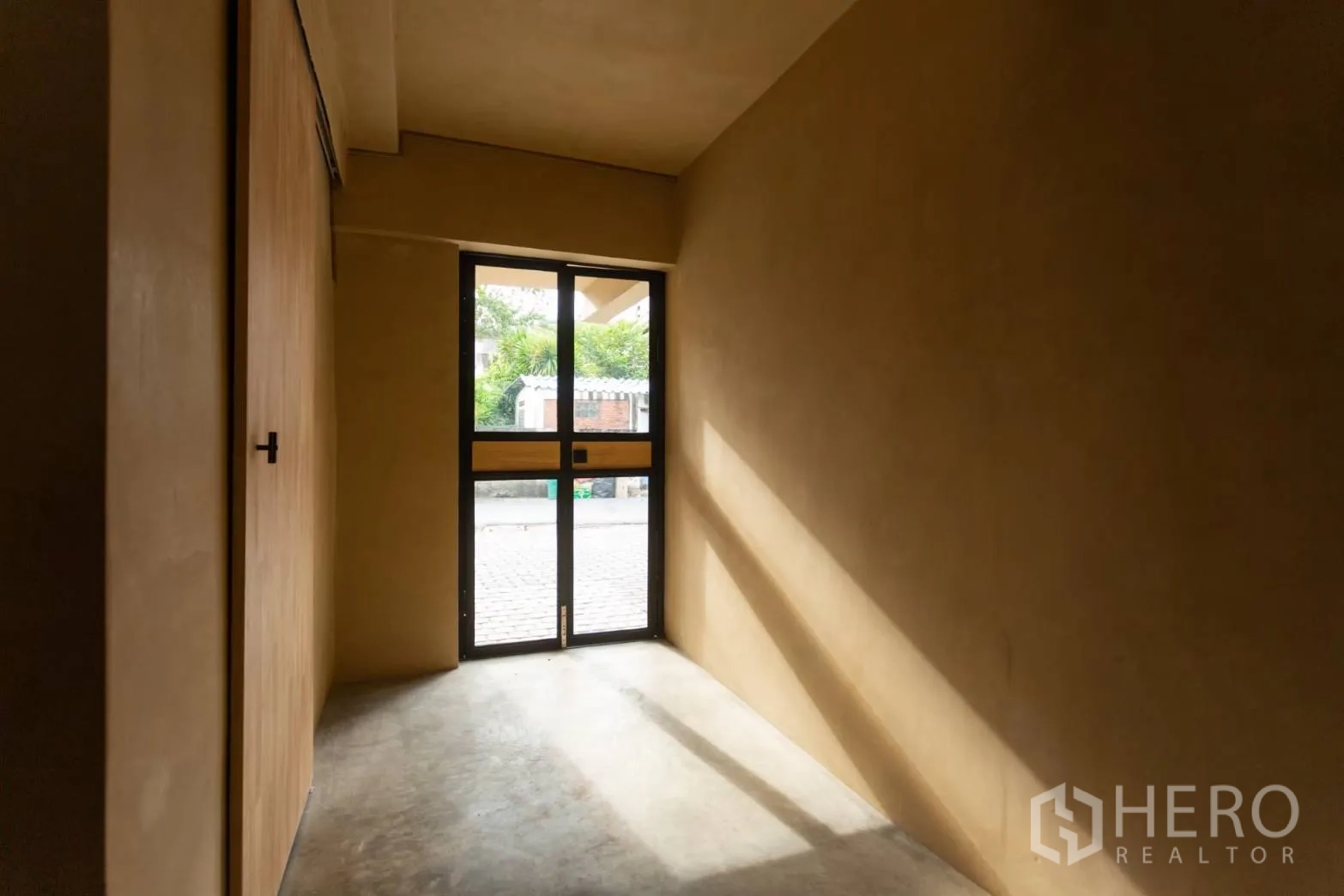 Home Office for rent in Watthana, Bangkok - Entry vestibule with glass door bringing sunlight into the interior.