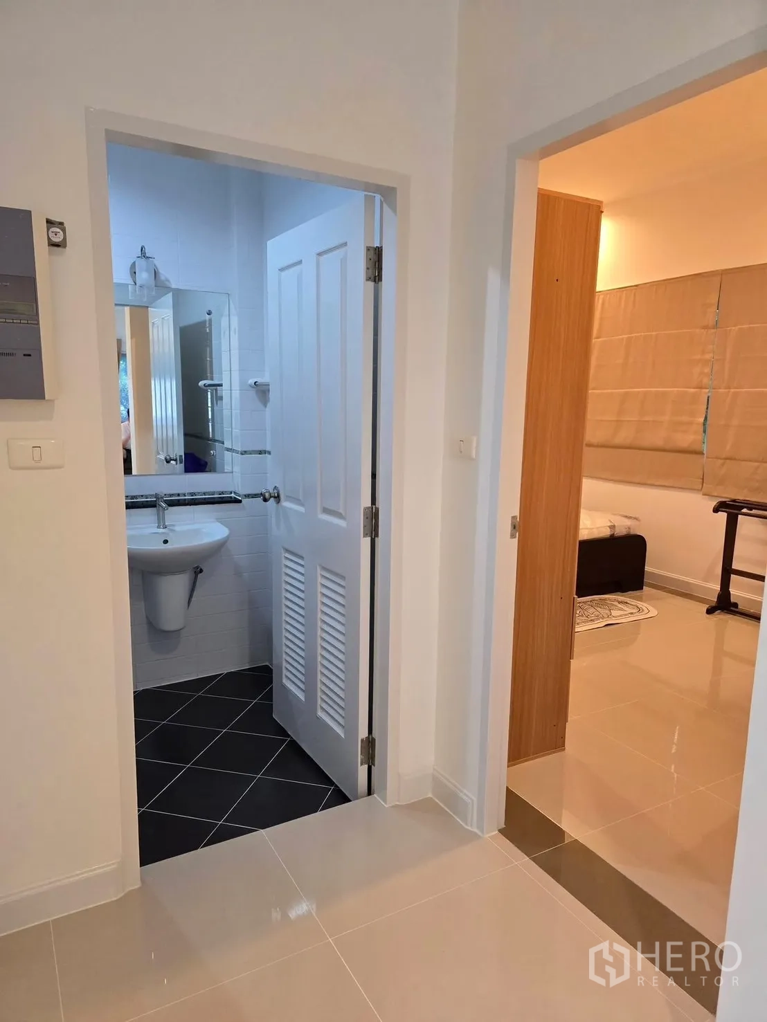 独栋房屋 for rent in Bang Phli, Samut Prakan - 走廊通往浴室与卧室，地面为亮面瓷砖。
