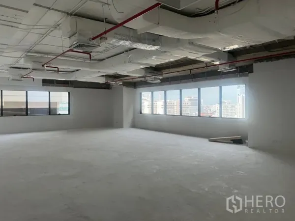 สำนักงาน ให้เช่า - มุมสำนักงานพร้อมแนวหน้าต่างยาว รับแสงธรรมชาติ พื้นยังไม่ปู