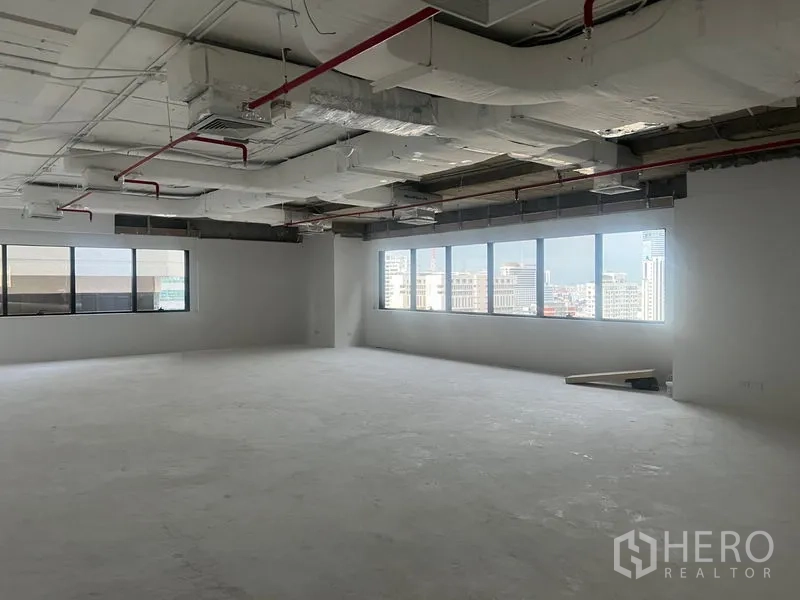 สำนักงาน ให้เช่า - มุมสำนักงานพร้อมแนวหน้าต่างยาว รับแสงธรรมชาติ พื้นยังไม่ปู