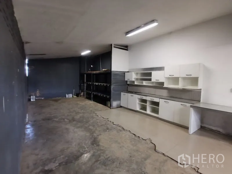 零售空间 出租在Bueng Kum, Bangkok - 车间式房间，带橱柜、货架与部分瓷砖地