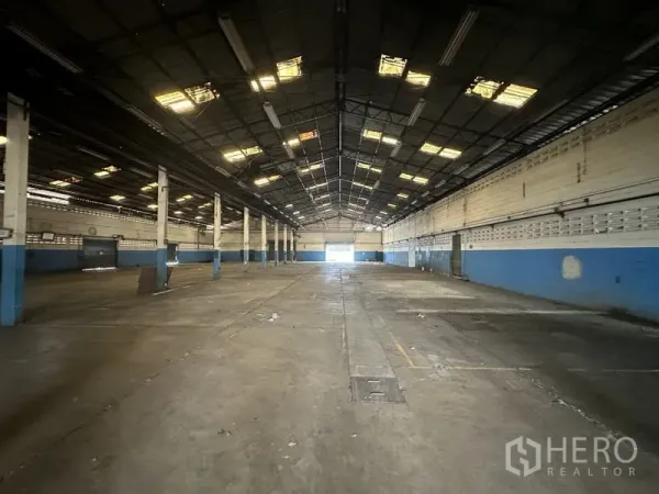 โรงงาน ขายในKhlong Luang, Pathum Thani - พื้นที่โกดังโล่งกว้าง หลังคาโครงเหล็กสูงพร้อมช่องแสง