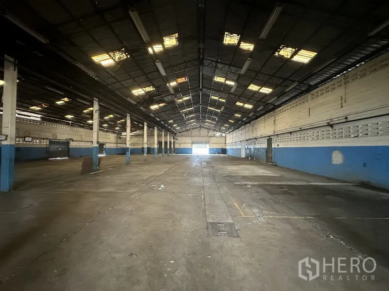 โรงงาน ขายในKhlong Luang, Pathum Thani - พื้นที่โกดังโล่งกว้าง หลังคาโครงเหล็กสูงพร้อมช่องแสง