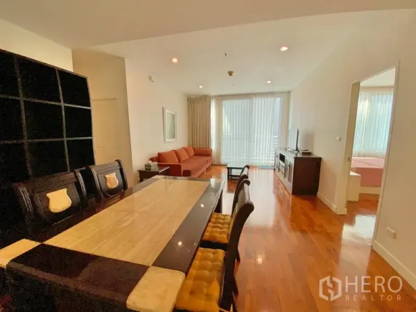 คอนโด ให้เช่าในKhlong Toei, Bangkok - มุมทานอาหารโต๊ะหินอ่อน เชื่อมต่อพื้นที่รับแขกที่สว่างไสว