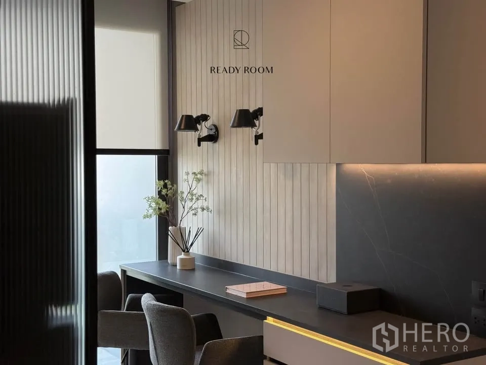 คอนโด for rent in Khlong Toei, Bangkok - มุมทานอาหารหรือทำงานริมหน้าต่าง พร้อมโคมไฟติดผนังและของตกแต่ง