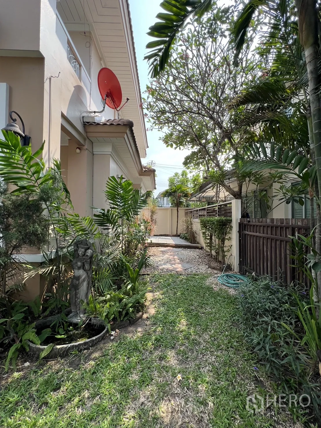 บ้าน ให้เช่าในLat Krabang, Bangkok - สวนข้างบ้าน พรรณไม้เขตร้อน น้ำพุรูปปั้น และทางเดิน