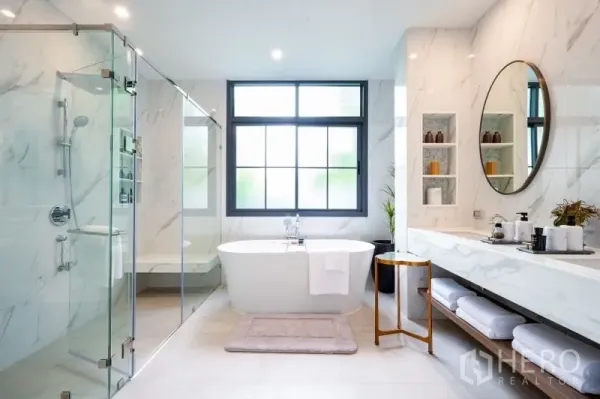 บ้าน ขายในBang Kapi, Bangkok - ห้องน้ำหรูพร้อมอ่างอาบน้ำเดี่ยว ห้องอาบน้ำกระจก ผนังหินอ่อน และหน้าต่างบานใหญ่