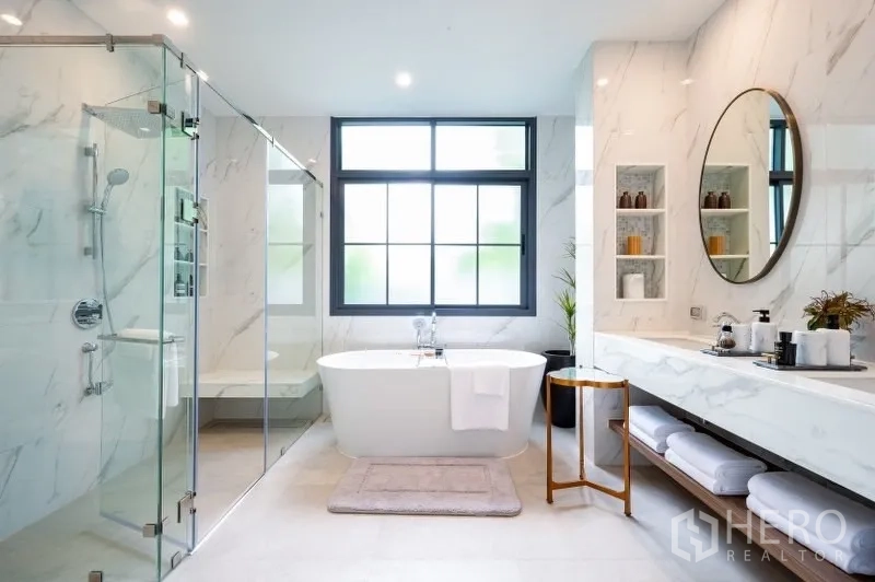 บ้าน ขายในBang Kapi, Bangkok - ห้องน้ำหรูพร้อมอ่างอาบน้ำเดี่ยว ห้องอาบน้ำกระจก ผนังหินอ่อน และหน้าต่างบานใหญ่