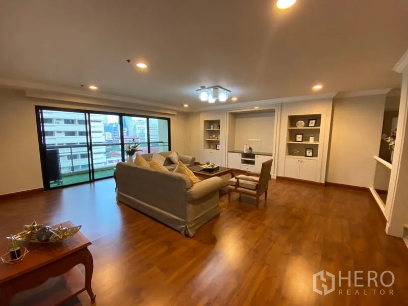 คอนโด ให้เช่าในWatthana, Bangkok - พื้นที่นั่งเล่นสว่างเชื่อมต่อระเบียง เห็นวิวเมืองและตู้บิวต์อิน