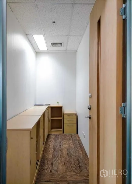 Office Space for rent in Khlong Toei, Bangkok - Compact storage or manager’s room with built-in cabinets and wood flooring.