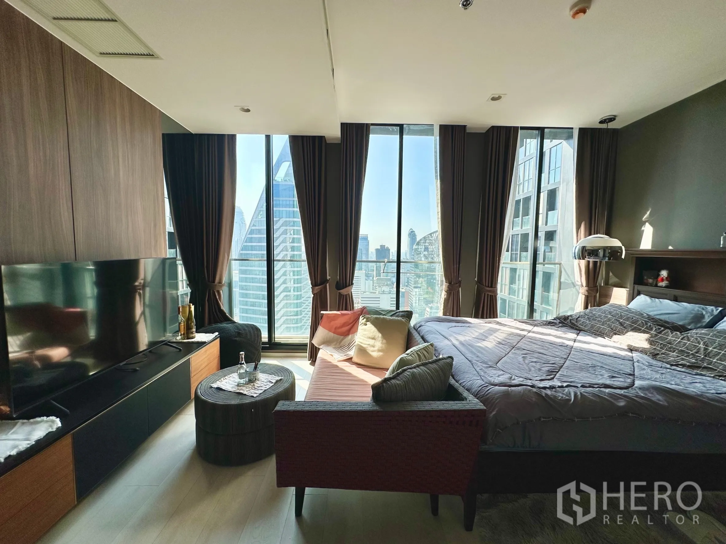 คอนโด ให้เช่าในPathum Wan, Bangkok - ห้องนอนพร้อมชั้นวางทีวีและหน้าต่างพาโนรามาวิวเมือง