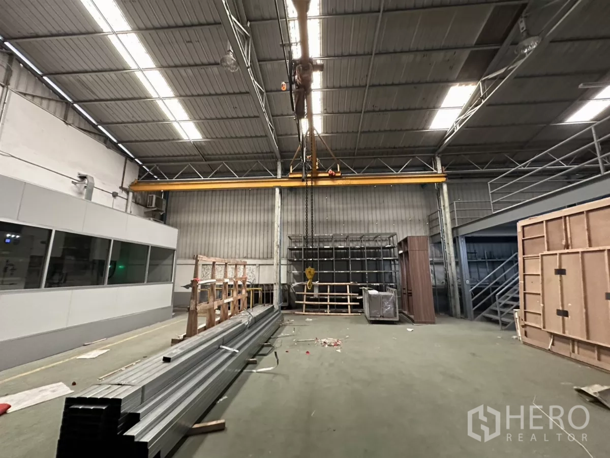 คลังสินค้า ให้เช่าในYan Nawa, Bangkok - เครนเดินลอยและตะขอใต้หลังคาเหล็กมีไฟสว่าง