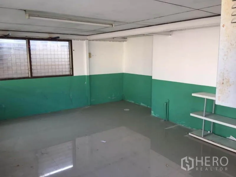 คลังสินค้า ให้เช่าในSamut Prakan - ห้องออฟฟิศ/เก็บของขนาดเล็ก พื้นกระเบื้อง ผนังเขียวขาว