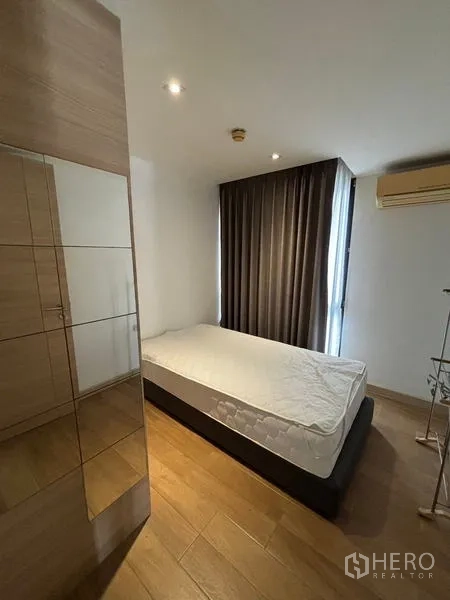 คอนโด ให้เช่าในWatthana, Bangkok - ห้องนอนขนาดอบอุ่น เตียงเดี่ยว ม่านทึบสีกาแฟ และพื้นไม้