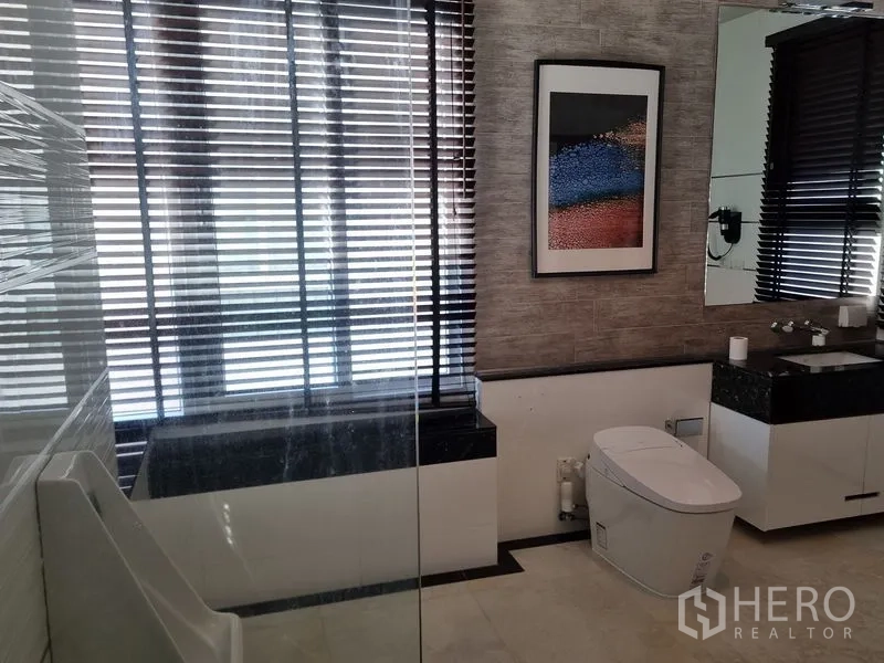 บ้าน ขายในChatuchak, Bangkok - ห้องน้ำสไตล์โมเดิร์น กั้นกระจก เคาน์เตอร์อ่างล้างหน้า กระจกบานใหญ่