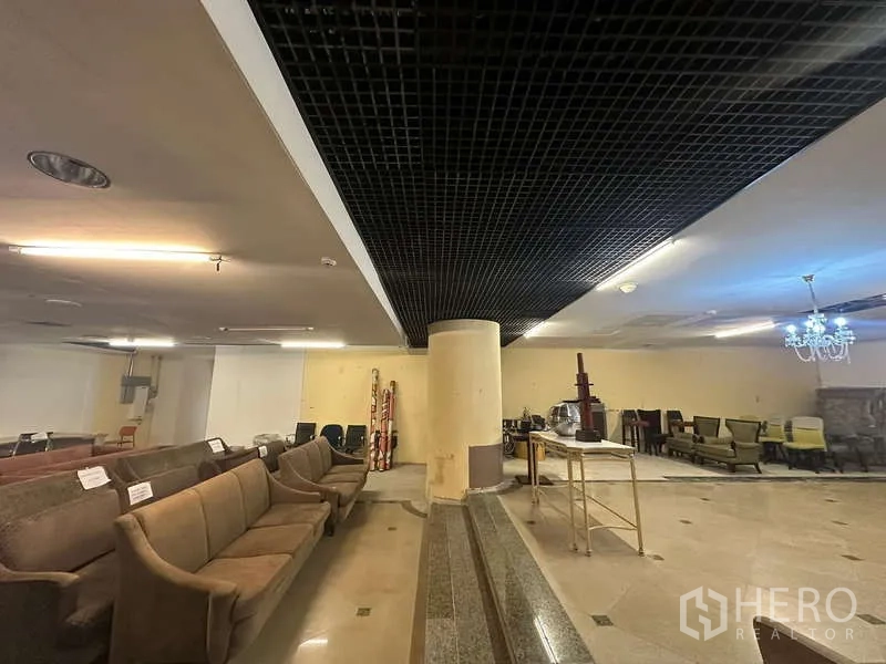 零售空间 出租 - 宽敞店面，格栅吊顶、中央立柱、吊灯与瓷砖地面