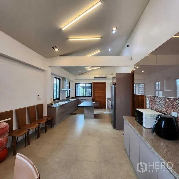 บ้าน ขายในPhra Khanong, Bangkok - ครัวกว้างอีกชุด เคาน์เตอร์ยาว ติดหน้าต่าง และไฟเส้นบนเพดาน