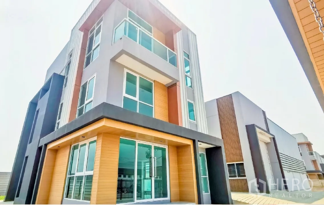 คลังสินค้า ขายในLam Luk Ka, Pathum Thani - อาคารโฮมออฟฟิศ 3 ชั้นสไตล์โมเดิร์น กระจกบานใหญ่ในโครงการอุตสาหกรรม