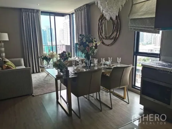 คอนโด ให้เช่าหรือขายในWatthana, Bangkok - พื้นที่รับประทานอาหารข้างระเบียงและห้องนั่งเล่น วิวเมือง