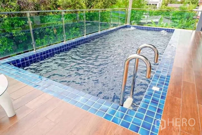 บ้าน ขายในLat Phrao, Bangkok - สระว่ายน้ำกระเบื้องสีน้ำเงินยกพื้น พร้อมบันไดสแตนเลสและราวกันตกกระจก