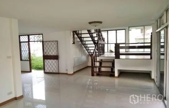 สำนักงานที่บ้าน ให้เช่าในChatuchak, Bangkok - ชั้นล่างแบบโอเพ่นแปลน ผนังกระจกบานใหญ่และบันไดไม้มองสวน