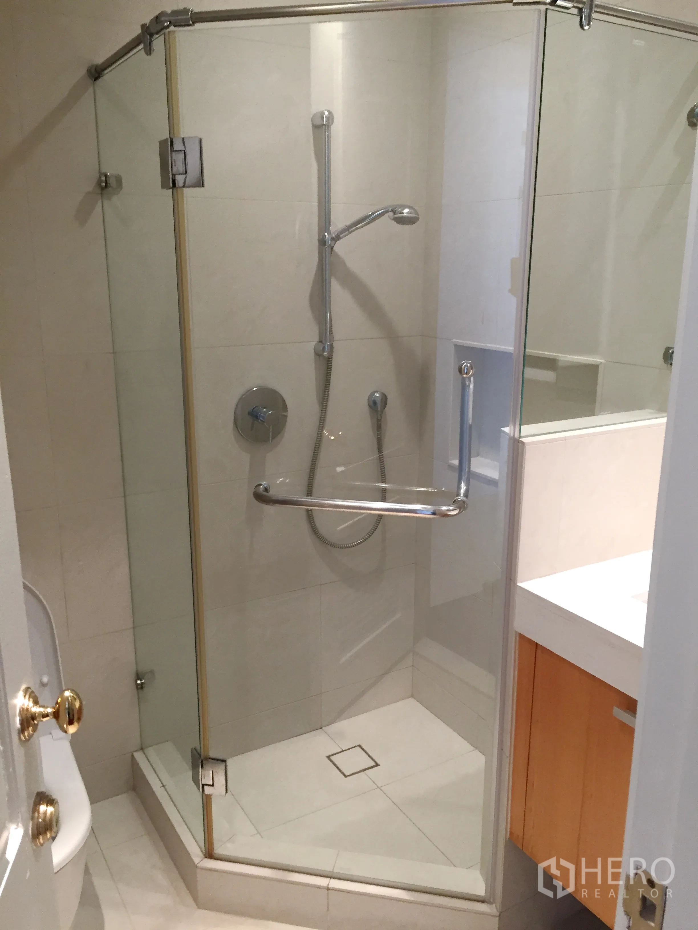 คอนโด ให้เช่าในPathum Wan, Bangkok - ตู้ Shower กระจกพร้อมฝักบัวโครเมียม ในห้องน้ำปูกระเบื้อง