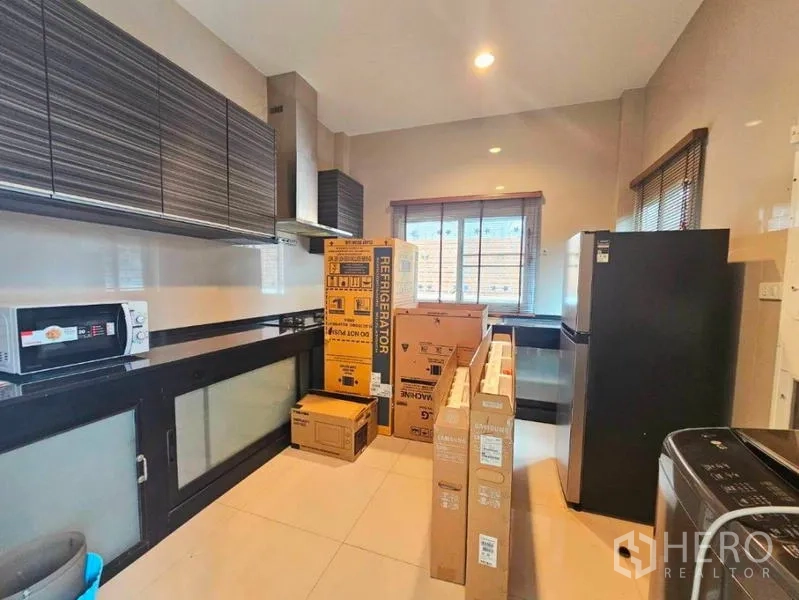 บ้าน ให้เช่าในChatuchak, Bangkok - ห้องครัวบิวท์อิน ตู้เก็บของ เครื่องดูดควัน หน้าต่างใหญ่ มีเครื่องใช้ไฟฟ้ากล่องใหม่